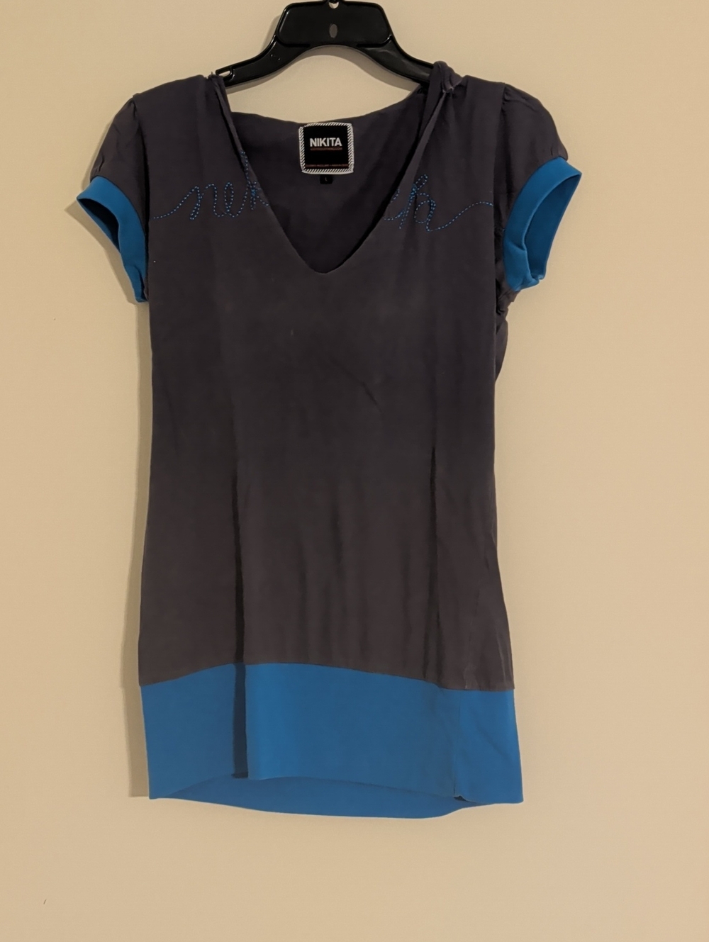 Nikita Short Sleeve V-Neck Colorblock Hooded Top in Charcoal & Blue
